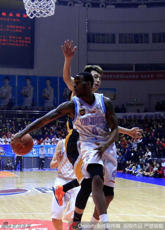 新疆飞虎冠军征程:铁血防守与华丽进攻的冰与火之歌 曾令旭脚踏风火轮,飞身上篮如流星赶月,清华学霸用球技书写飘逸诗篇。