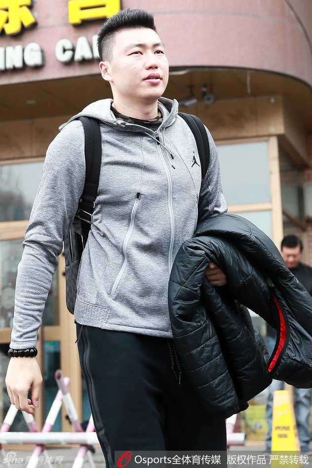 西热力江低头沉思着走出训练馆，褪去赛场上的锋芒，此刻的他更像一位守护完梦想的战士，沉默中蕴含着对这座城市最深沉的爱。