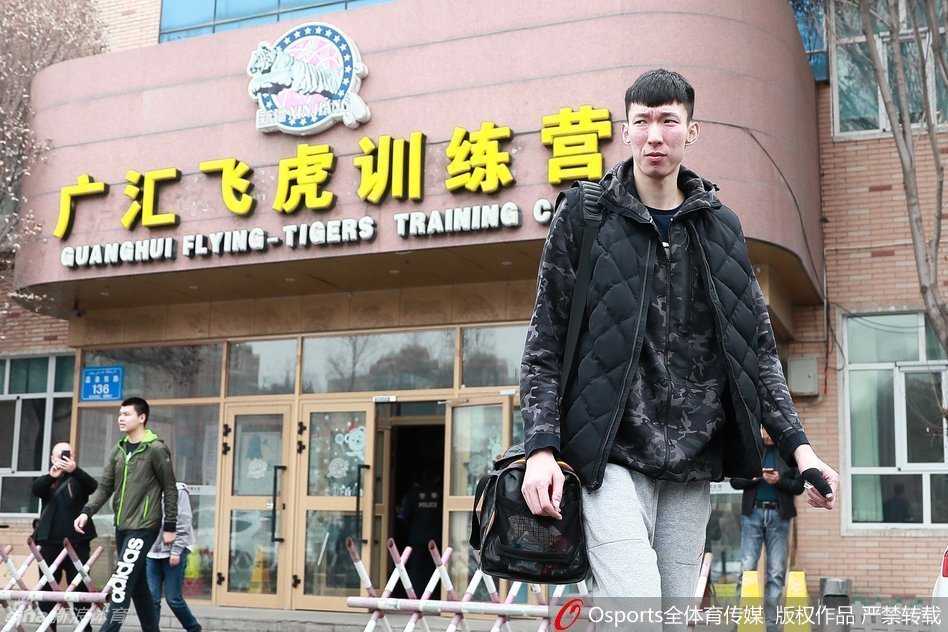 外援布莱切露出孩子般纯真的笑容，右手高高竖起大拇指，仿佛在通过镜头为刚刚过去的完美赛季点赞，也为身边即将远行的队友送上无声的祝福。