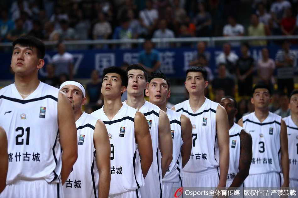 新疆队小外援亚当斯在台北达欣队员的严密防守下，依然自信出手，皮球在空中划出一道完美弧线。