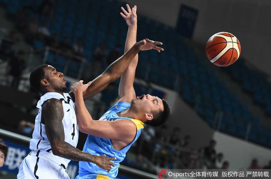 身高2米26的“印度姚明”布拉在新疆队内线群中高高跃起，轻松摘下篮板球，巨大的身高差让防守球员望尘莫及。