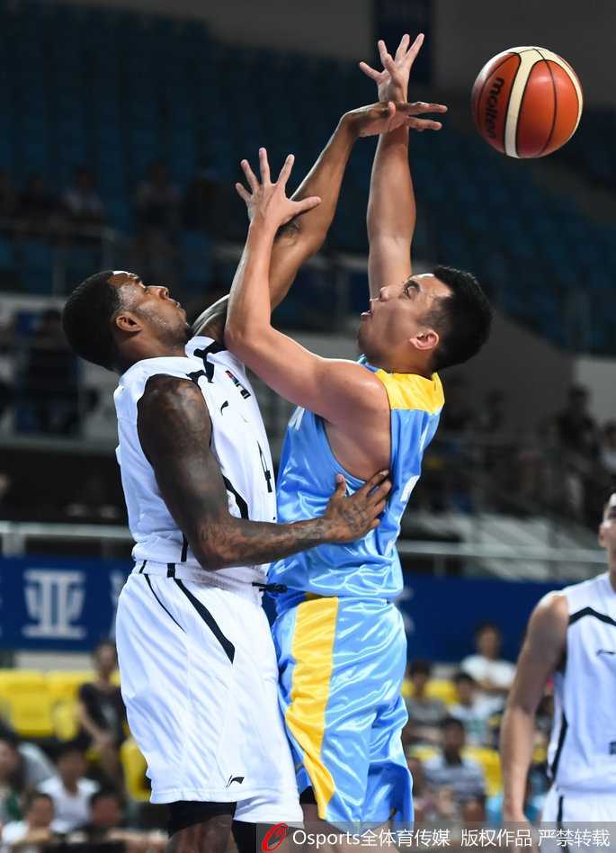 赛后，新疆队球员们围在一起，亚当斯作为核心振臂高呼，全队气势如虹，庆祝这场来之不易的逆转胜利。