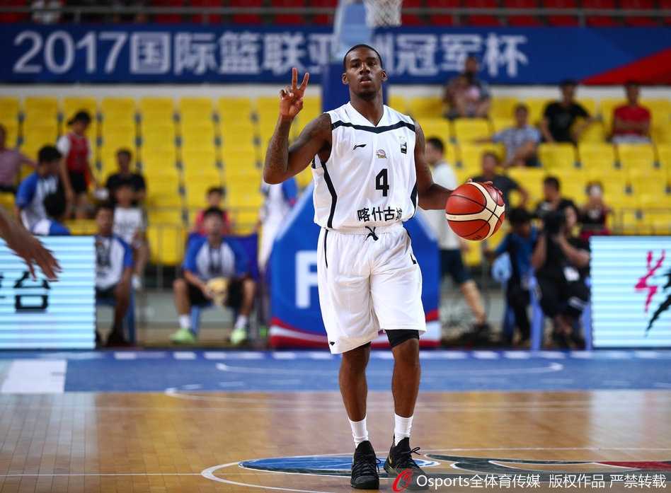 可兰白克-马坎底角三分手起刀落，篮球空心入网，他紧握拳头怒吼庆祝，点燃了新疆队的反击激情。