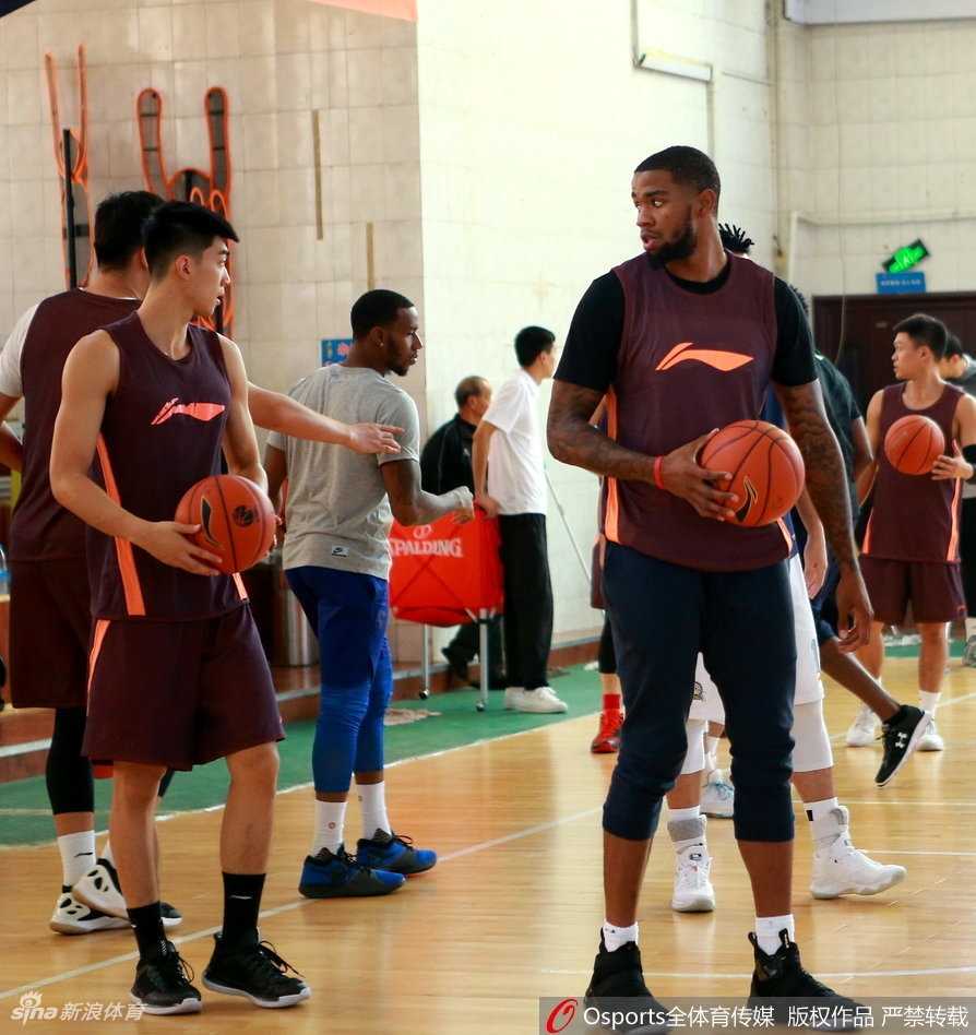 肖恩·朗微微弯腰，像一座铁塔般稳稳地卡住防守人，用宽厚的背部为持球队友开辟出一条畅通的传球路线。