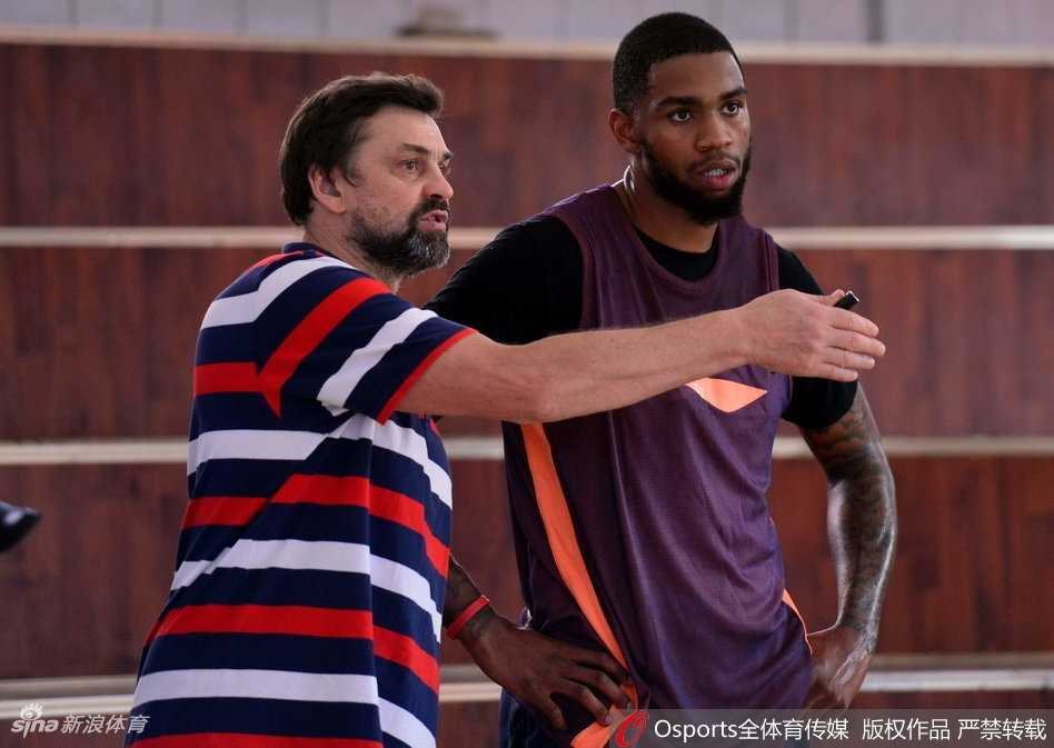 训练结束，肖恩·朗与每一位队友击掌致意，他那双大手传递出的不仅仅是力量，更是融入新集体的温暖和善意。