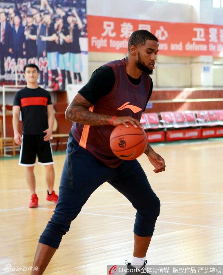 肖恩·朗在训练馆中央高高跃起，双手狠狠地将球砸进篮筐，仿佛要将所有的期待都化作这雷霆万钧的一扣。