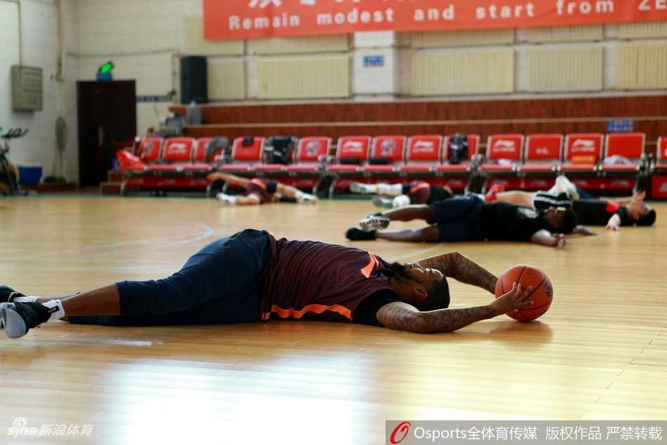 汗水浸湿了肖恩·朗的球衣，他目光如炬，在罚球线上稳稳出手，篮球在空中划出一道优美的弧线直坠网心。