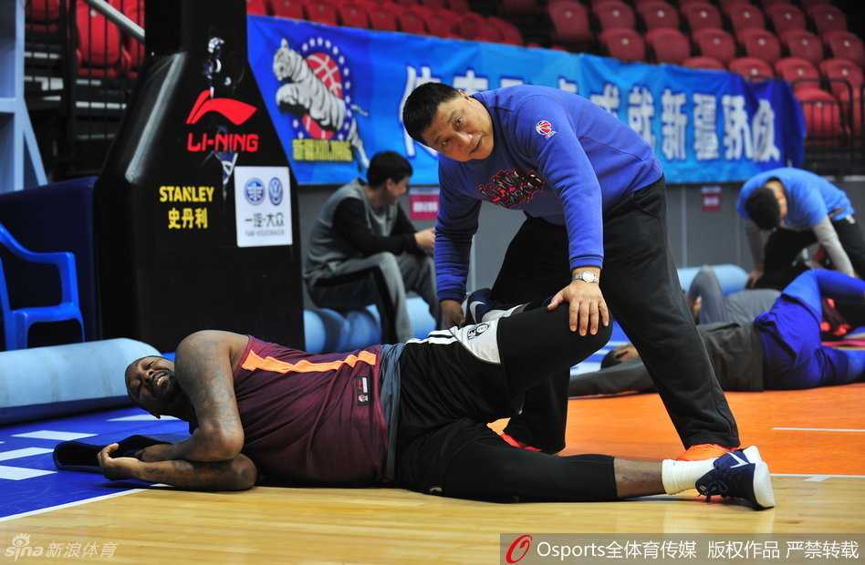 孙鸣阳在训练尾声加练了一记势大力沉的单手劈扣，篮球应声入网，引来场边队友的一阵欢呼。