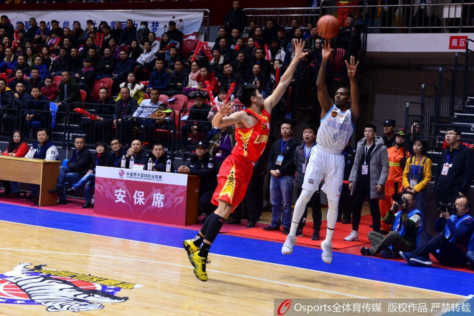 西热力江命中关键三分后激情怒吼，握拳庆祝，面部表情极度亢奋，点燃了全场气氛。