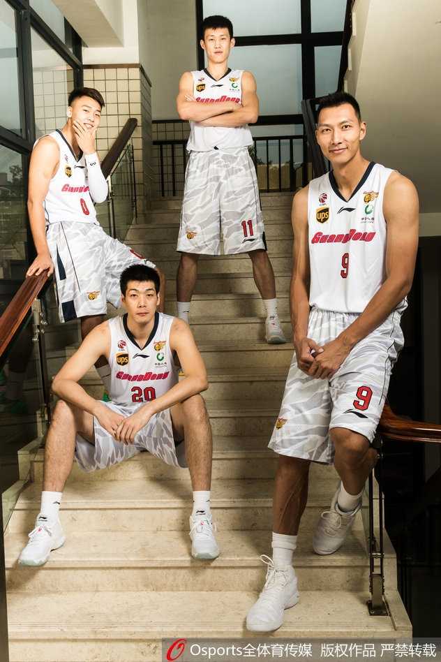 新粤征程广东宏远新赛季前瞻,阿联领衔国产五虎将迎双外援强阵 赵睿运球强行突破防守,肌肉碰撞中展现新生代后卫的劲爆身体素质