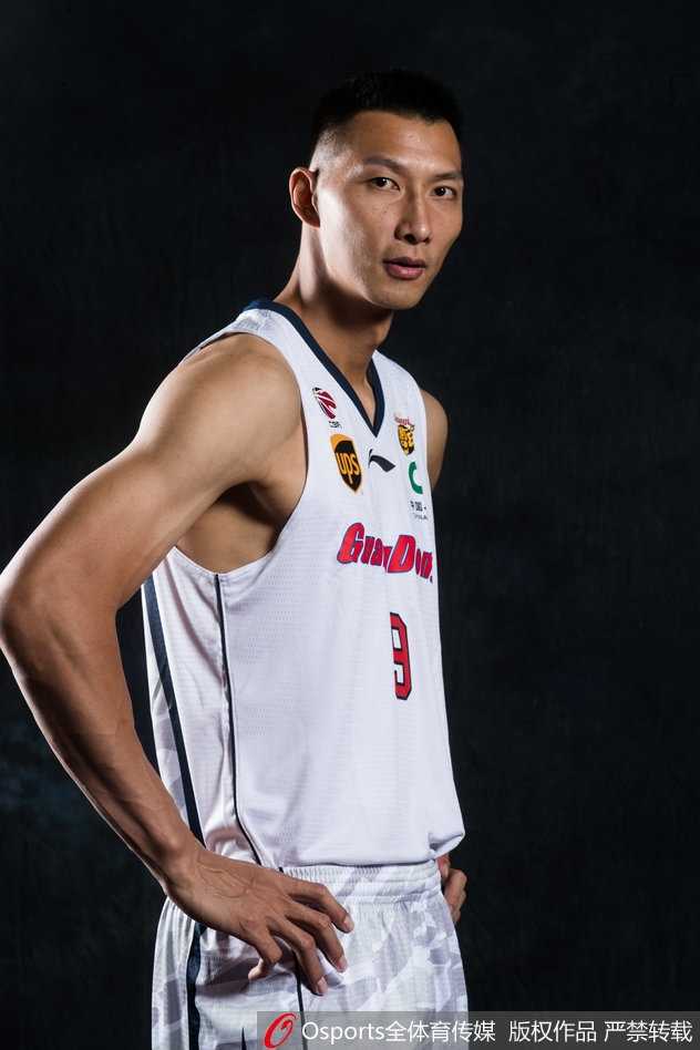 新粤征程广东宏远新赛季前瞻,阿联领衔国产五虎将迎双外援强阵 大外援尼克尔森背身单打,利用标志性的大勾手柔和地将球送入篮筐