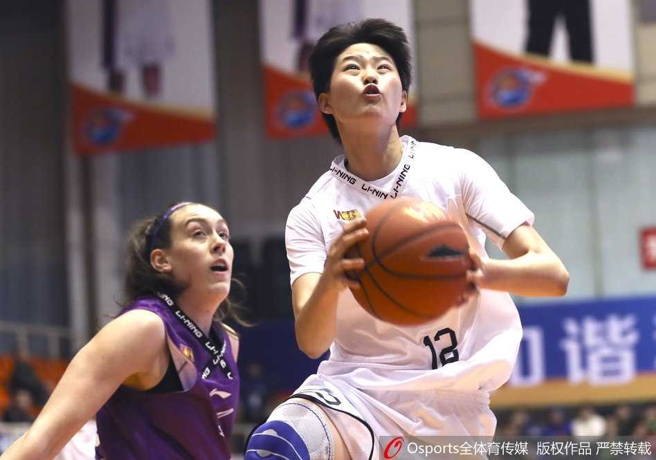 八一队球员王焱如蝴蝶穿花般在人群中穿梭运球，她灵动的身姿与坚定的眼神，仿佛在告诉防守者，没有人能阻挡我前进的步伐。