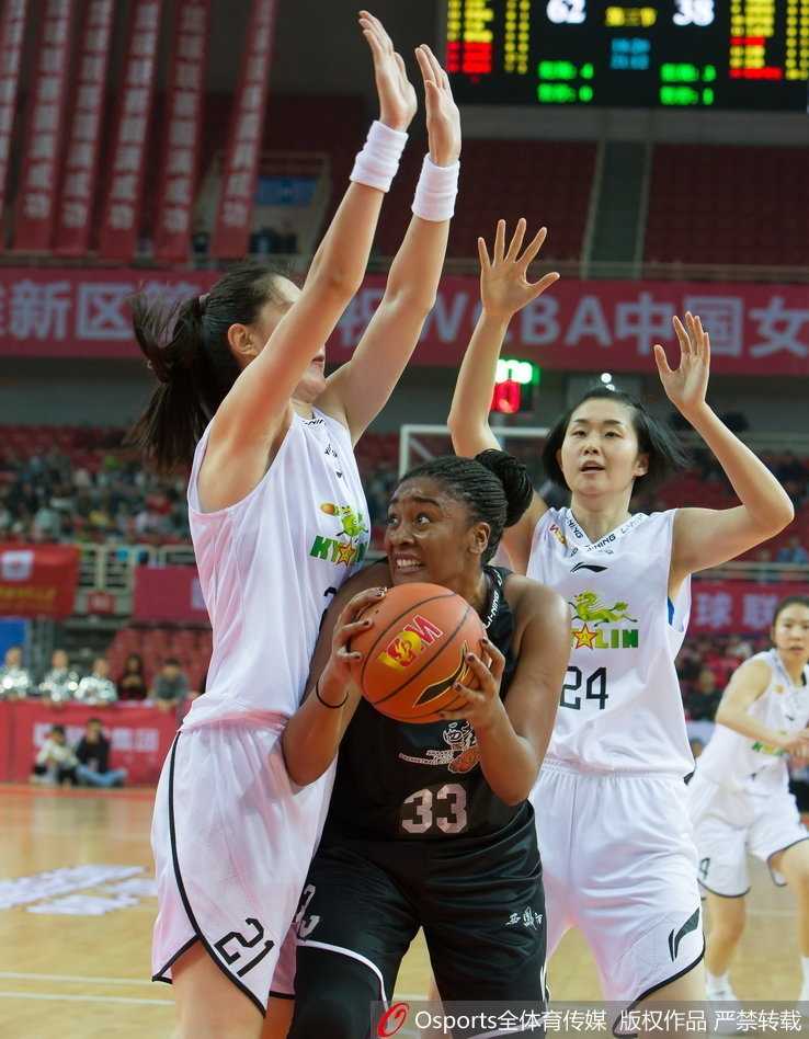 在激烈的篮板球争夺中，八一队球员潘臻琦高高跃起，以一敌二，在对方防守球员的头顶生生摘下了这个价值千金的进攻篮板，斗志之火在眼中燃烧。