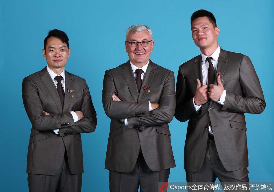 易建联在比赛中双手暴扣，眼神坚毅，他用31分的表现宣告新赛季的宏远依然是夺冠大热门。