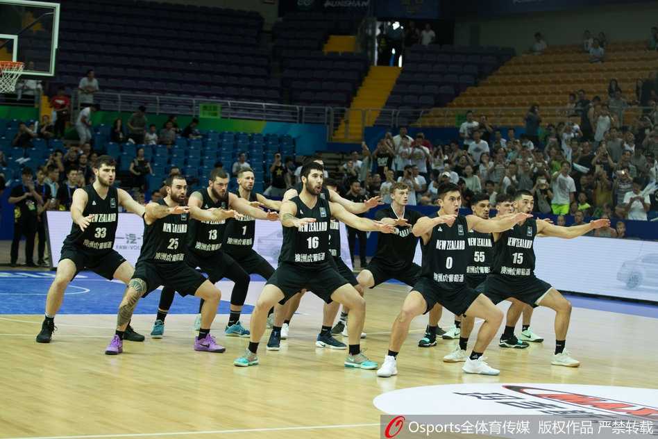 李根面露关切与愤怒，迅速冲向事发地点为队友郭艾伦出头，他强有力的手臂拦在对手身前，展现了男篮队员之间深厚的兄弟情谊和绝不退缩的团队精神。