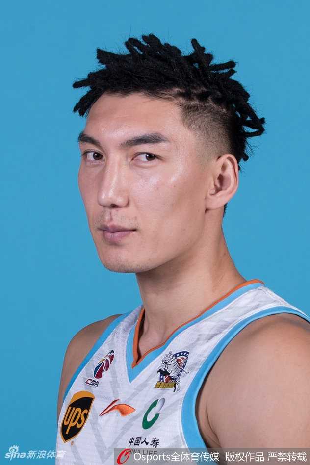 新赛季新疆飞虎官方定妆照出炉 可兰白克前卫发型抢镜 新疆男篮全员集结,定妆照前排C位,队长可兰白克-马坎的个性纹理发型格外醒目,尽显年轻飞虎的时尚与霸气