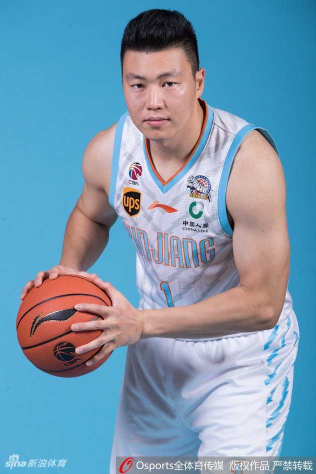 新赛季新疆飞虎官方定妆照出炉 可兰白克前卫发型抢镜 李根双臂抱胸,气场强大,休赛期的恢复让他蓄势待发,静待新赛季为飞虎攻城拔寨