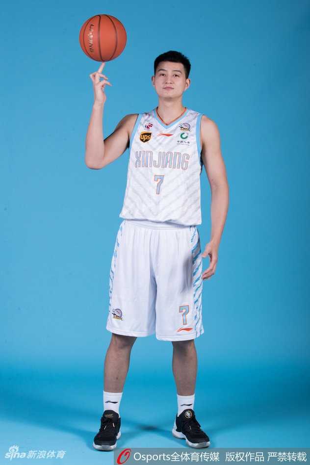 新赛季新疆飞虎官方定妆照出炉 可兰白克前卫发型抢镜 阿不都沙拉木目光深邃,这位在夏天迅速蹿红的锋线新星,身着飞虎战袍,眼神中闪烁着对未来的无限憧憬