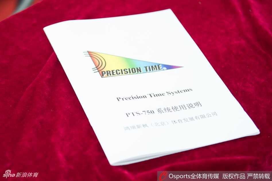 现场大屏幕定格在争议瞬间，时间归零与篮球出手的微妙关系一目了然