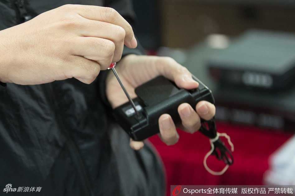 三位裁判齐聚技术台，通过耳机与视频回放中心沟通，眼神专注地等待裁决