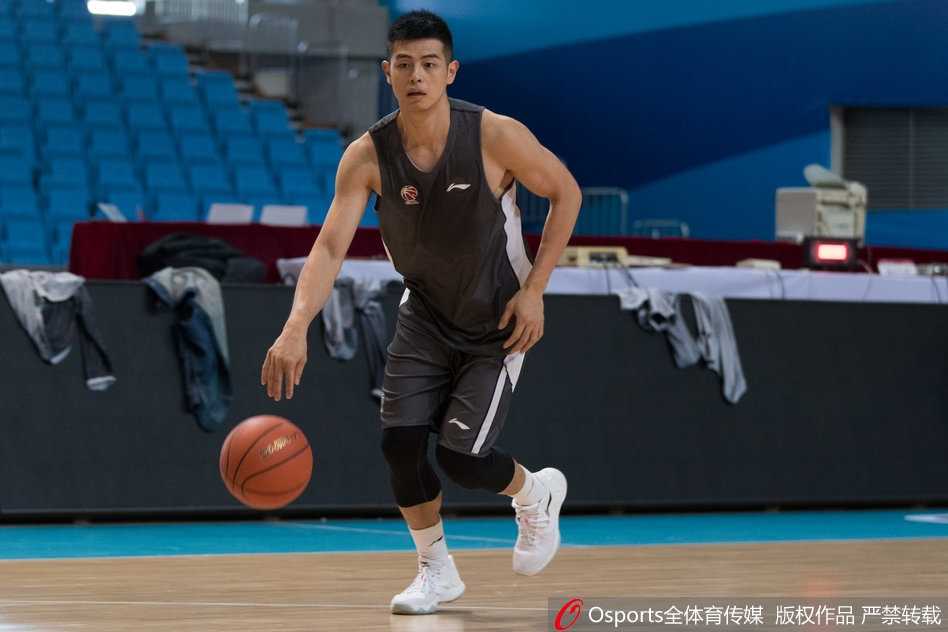 方硕在三分线外高高跃起，出手投篮的一瞬间，背景是模糊的看台和队友