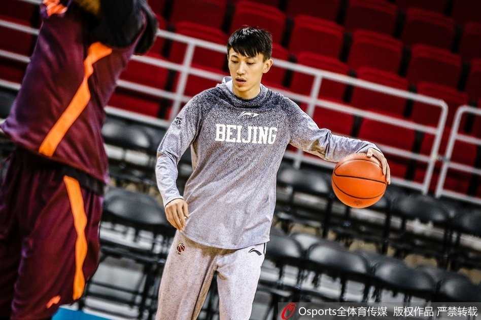 方硕运球突破防守，眼神专注，昔日录像师如今已成为球队不可或缺的核心力量。