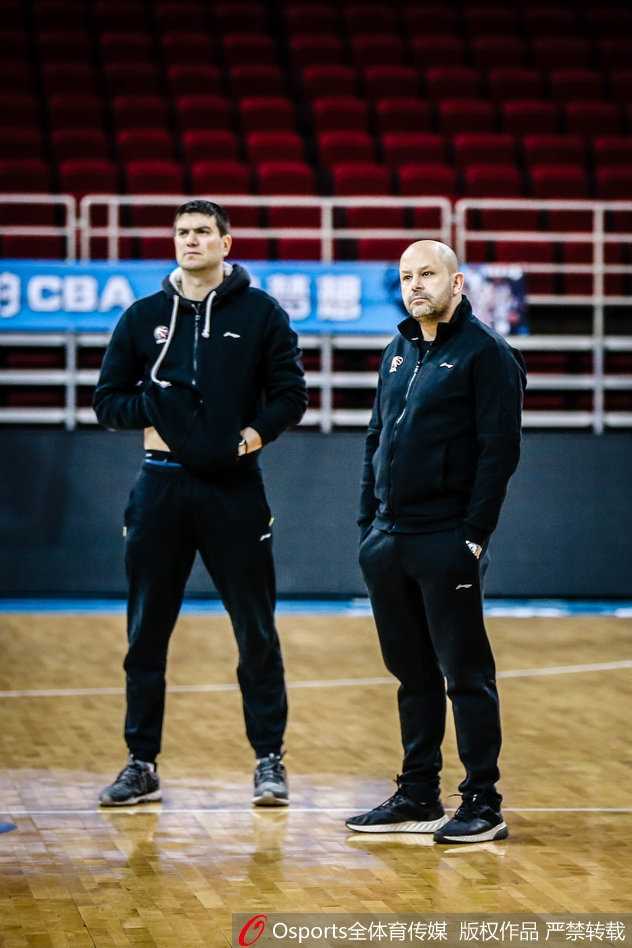 方硕在训练热身中露出轻松笑容，眼神中透露出接过老马衣钵后的坚定与自信。