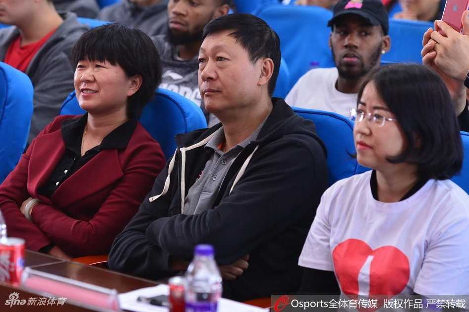 在友谊赛中，一名“新疆哑虎队”的小球员面对高大的职业球员防守，毫无惧色地运球突破。虽然无法用语言交流，但他用娴熟的球技和坚毅的表情赢得了全场的掌声。