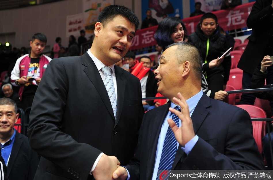 交谈中的姚明被逗得开怀大笑，兰德里也露出灿烂的笑容，两人的笑容极具感染力，让人感受到那份纯粹而真挚的兄弟情谊。