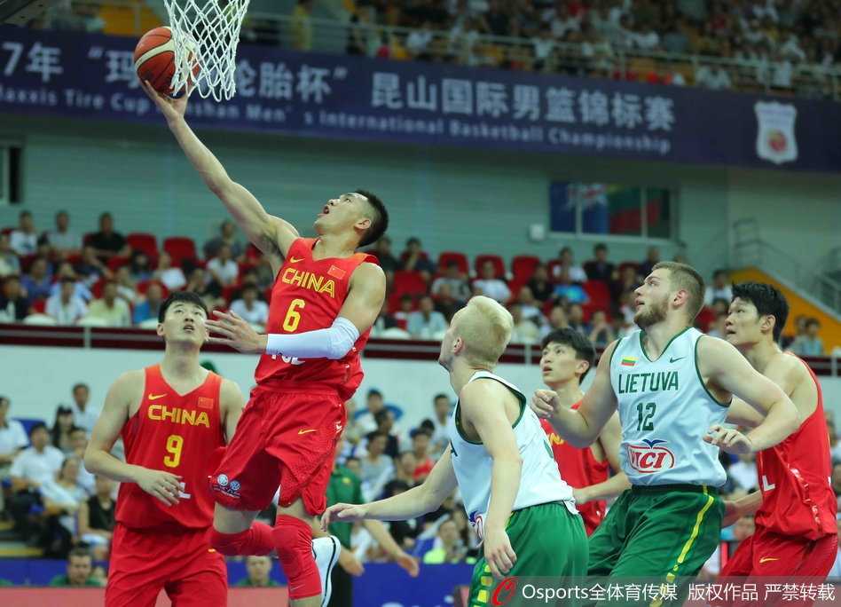 郭艾伦如闪电般穿越防线，面对立陶宛队员的补防毫无惧色，高高跃起完成一次精彩的单手挑篮。