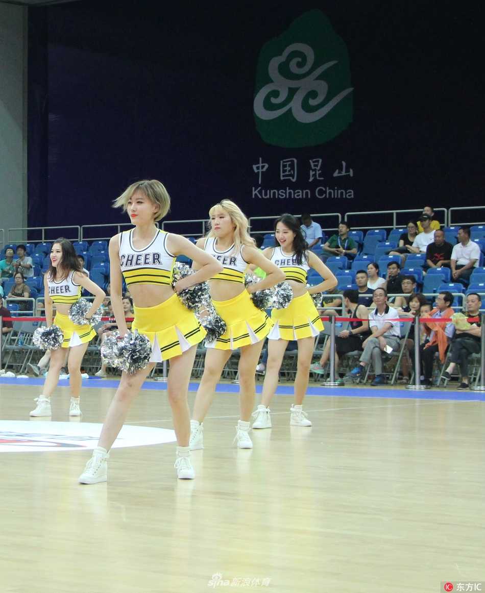 两位啦啦宝贝默契配合，展现优美舞姿，活力四射。