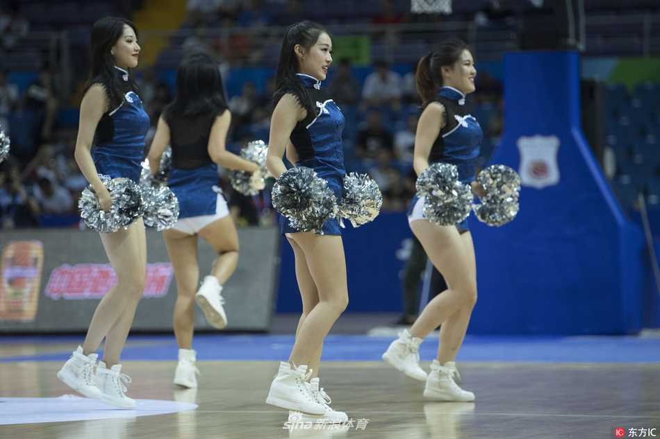 活力四射的篮球宝贝们扎着清爽的马尾辫，身着亮黄色热辣短裙，在球场中央随着动感音乐的节奏轻盈跃起，瞬间点燃了全场观众的激情。