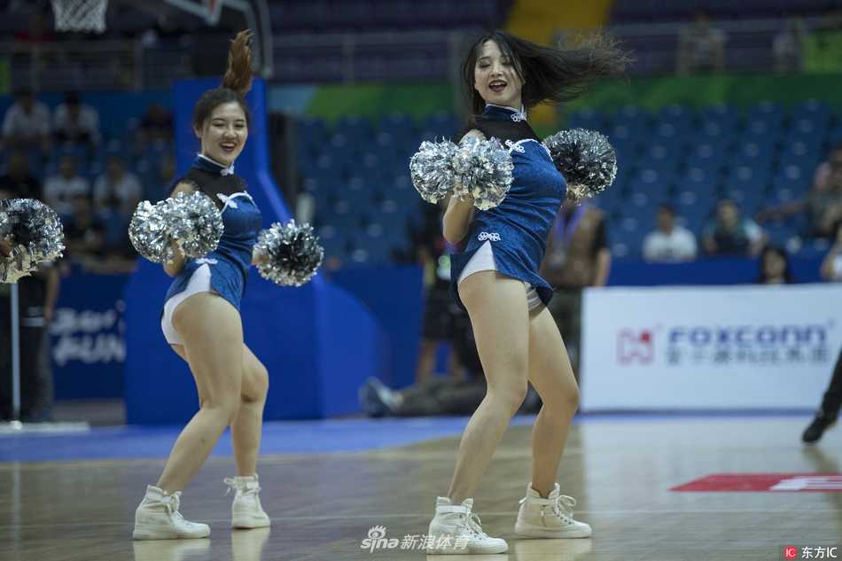 镜头拉近，这位宝贝的笑容极具感染力，脸上的彩妆在汗水浸润下依然精致，热情的笑容仿佛能融化一切疲惫。