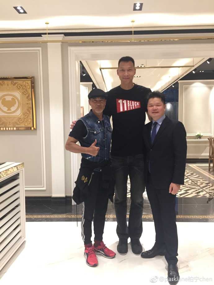 众人围坐在圆桌旁，桌上摆着精致的菜肴，气氛热烈而轻松，阿联和华哥的位置紧邻，足见两人关系非同一般。