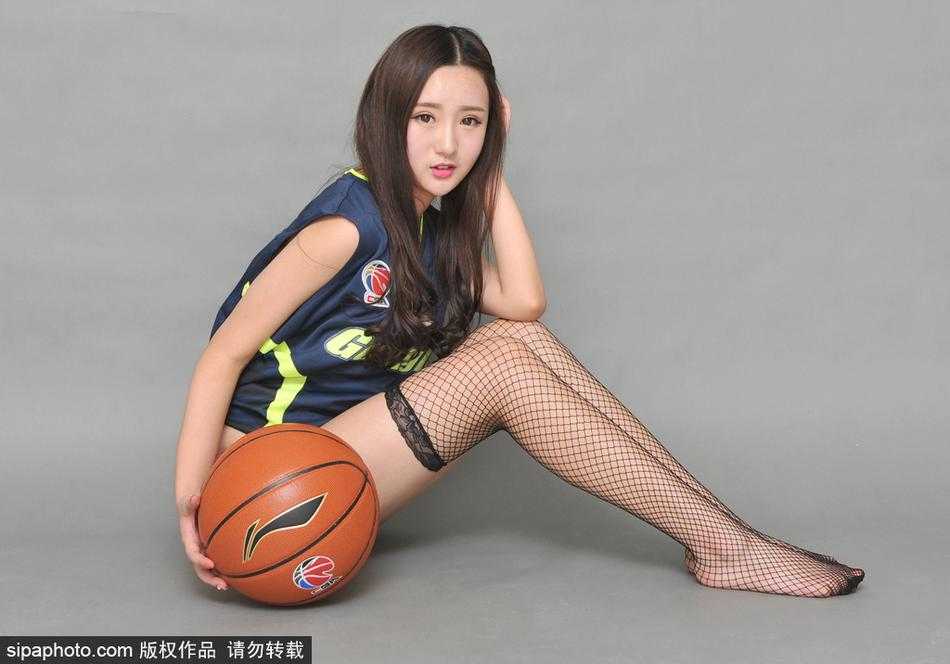 一名篮球宝贝背对镜头，双手高高举过头顶比出大大的爱心。9号战袍的背号清晰可见，球衣的宽松掩不住青春的活力，黑丝美腿在奔跑中定格，仿佛在向全场宣告：我们与宏远同在。