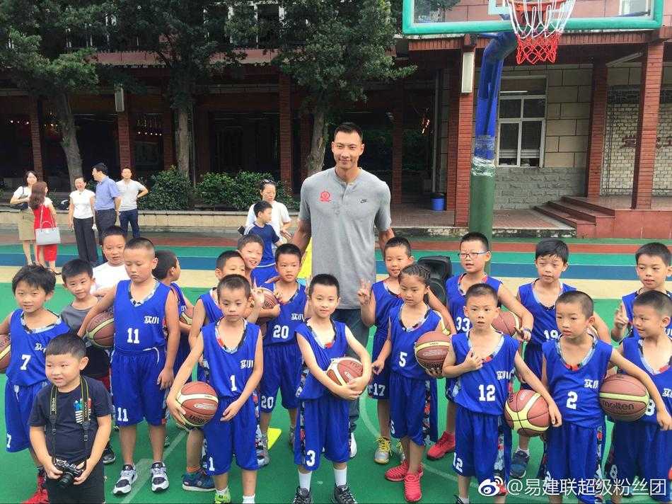 活动结束后，易建联与成都实验小学的几十名小球员在操场上合影留念。孩子们或坐或站，开心地围绕着高大的易建联，大家对着镜头比出各种手势，灿烂的笑容定格在这个充满意义的上午。