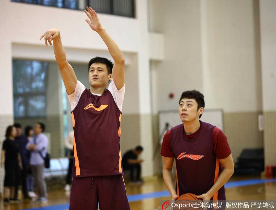 队长周鹏在底角进行三分投射练习，皮球划过一道优美的弧线空心入网，作为球队外线的防守大闸，他的稳定输出是广东取胜的关键。