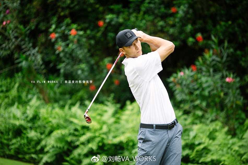 易建联挥杆高尔夫球场 篮球巨人的绅士转型 易建联在高尔夫球场潇洒挥杆,白色小球在空中划出一道优美的弧线,他专注的眼神仿佛仍在凝视着篮筐