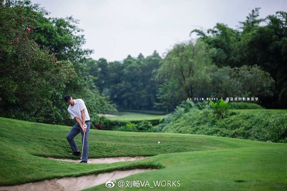易建联挥杆高尔夫球场 篮球巨人的绅士转型 帅气阿联手扶球帽眺望远方,背景是开阔的果岭,举手投足间散发着自信与成熟的魅力