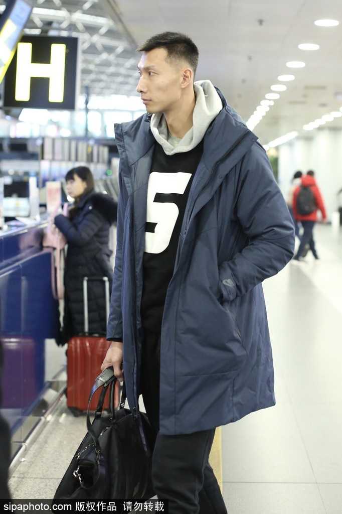 易建联潮装亮相机场背后的双面人生:从天才少年到篮球传奇 易建联戴着时尚墨镜现身机场,黑色休闲外套配潮裤,大步流星间气场全开,仿佛将机场走成了篮球赛场