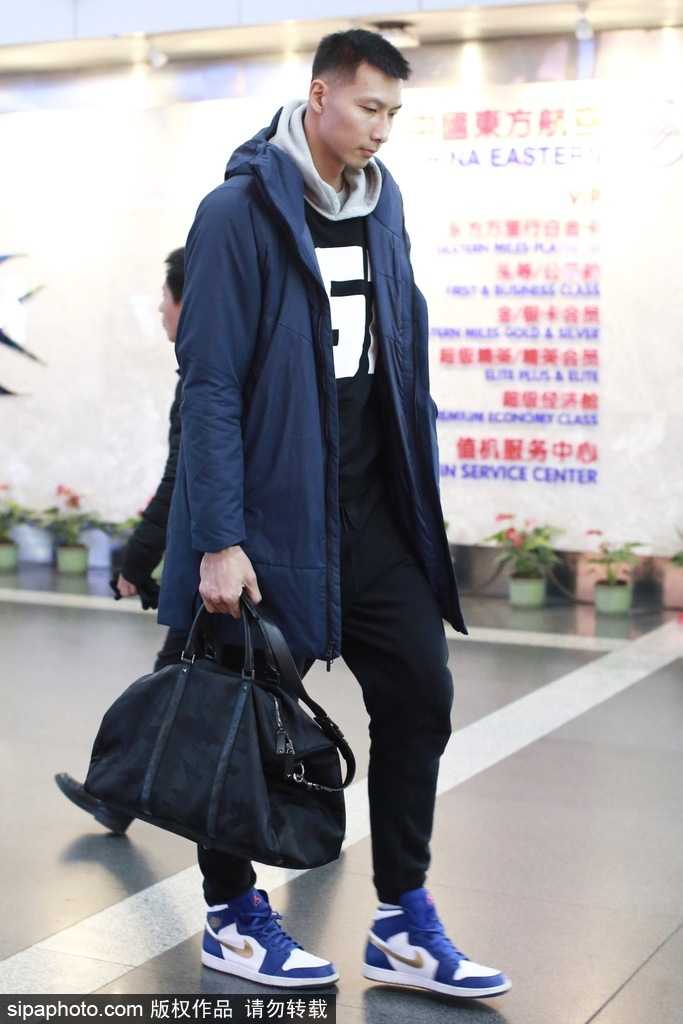 易建联潮装亮相机场背后的双面人生:从天才少年到篮球传奇 机场大厅内,易建联身着拼接色块潮装侧身而立,轮廓分明,休闲装扮难掩其作为顶级运动员的健硕体型和出众气质