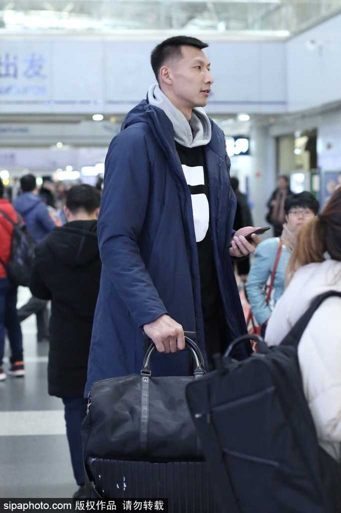 易建联潮装亮相机场背后的双面人生:从天才少年到篮球传奇 易建联抵达机场停车场,潮装加身更显星味十足,他一边走一边似乎在思考什么,准备开启新的行程