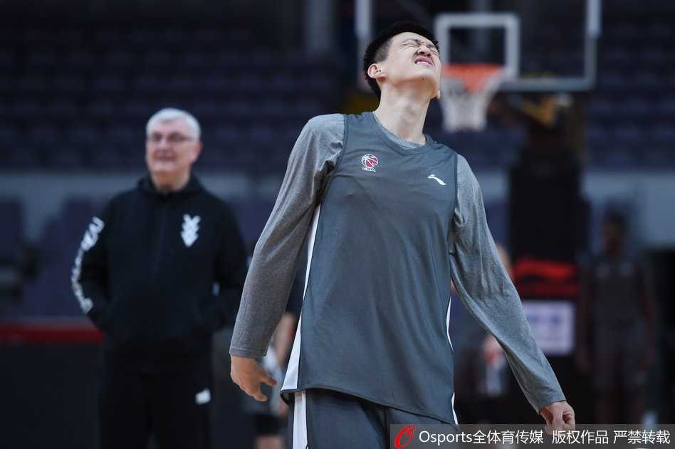 易建联率广东众将埋头苦练,静待第十四轮常规赛恶战 外援杰克逊在训练中突破上篮,他在本赛季的发挥将直接影响广东队能走多远。