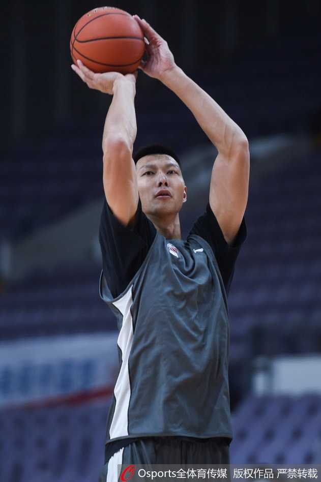 易建联率广东众将埋头苦练,静待第十四轮常规赛恶战 易建联神情专注,在训练师陪同下进行中距离投篮练习,皮球划出优美弧线稳稳入网。