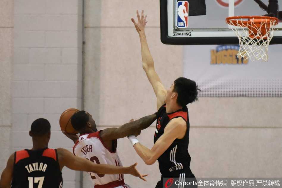 易建联现场督战,周琦手感冰凉却筑防守长城 周琦在低位背身单打防守球员,他用力倚住对手,试图转身完成进攻,眼神中充满了挑战自我的渴望。