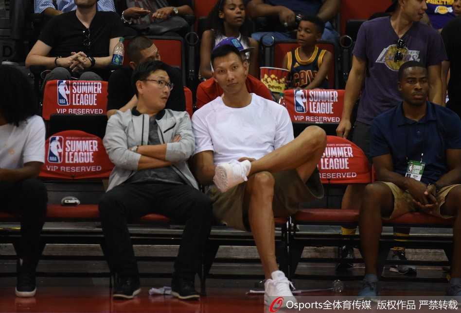 易建联现场督战,周琦手感冰凉却筑防守长城 周琦在对手头顶奋力摘下篮板,他修长的手臂完全舒展,眼神中透露出守护禁区的坚定与霸气。