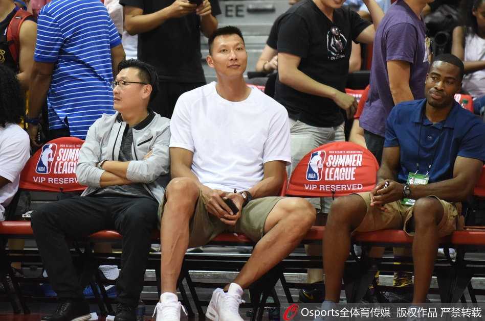 易建联现场督战,周琦手感冰凉却筑防守长城 骑士队球员上篮瞬间,周琦如同一张巨网从天而降,用一记势大力沉的盖帽拒绝了对手的得分企图,动作干净利落。