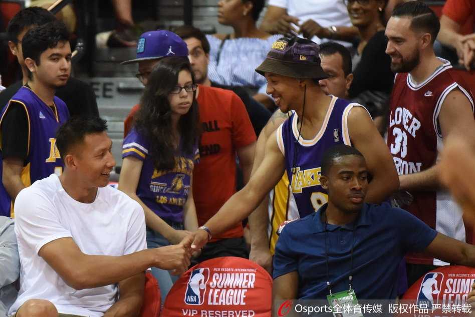 易建联现场督战,周琦手感冰凉却筑防守长城 周琦站上罚球线,神情专注地执行罚球,身后的骑士主场观众与记分牌构成了他此刻独自面对的挑战。