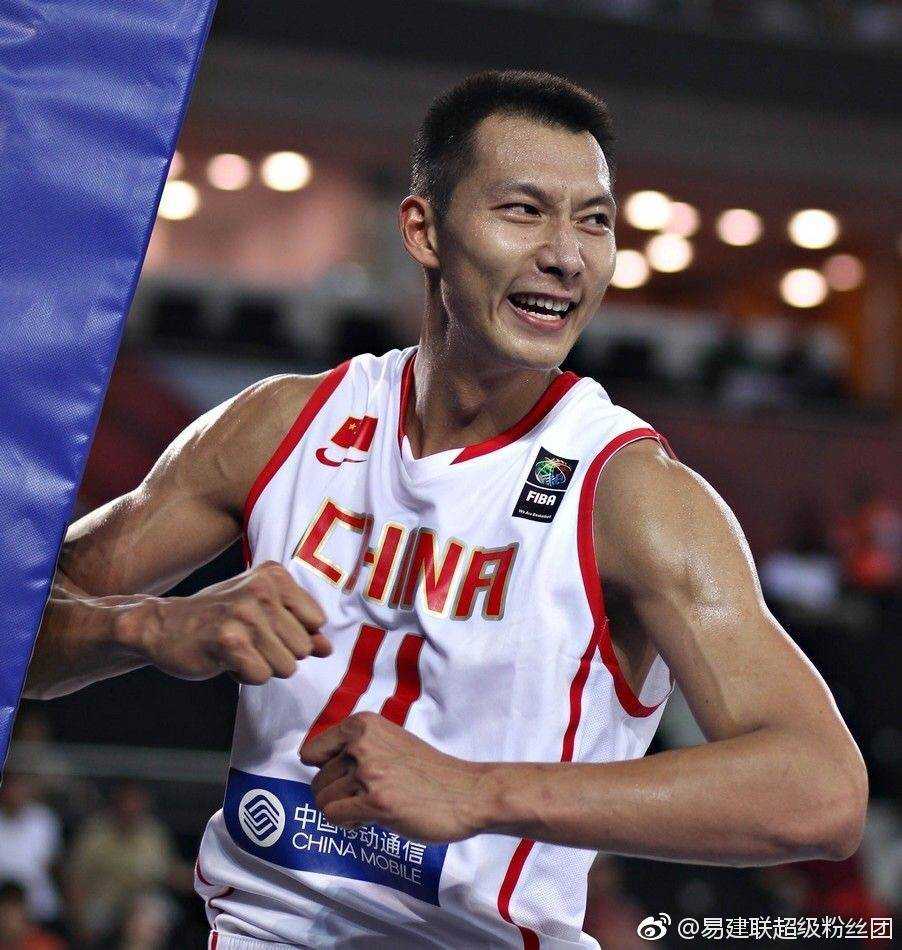 易建联与妻子荆灵的恩爱合影，两人低调相守多年，眼神中充满对彼此的信任与爱意。