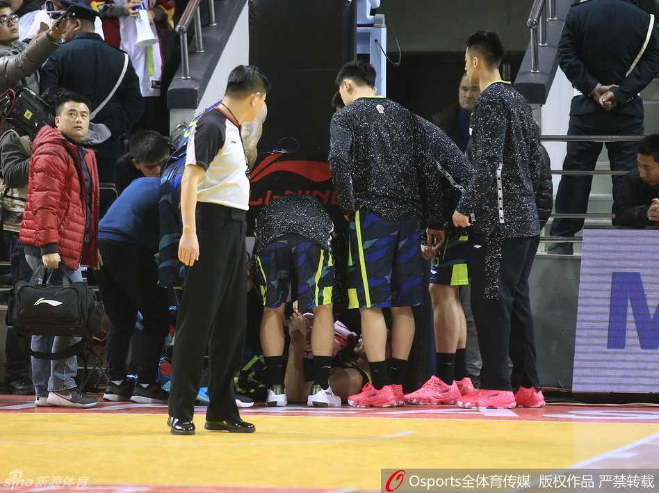 易建联膝盖重伤离场 广东17连胜之夜蒙阴影 广东队多名队友迅速围在易建联身边,有人弯腰探身询问,有人双手叉腰满脸愁容,眼神中充满了对老大哥伤情的关切与不安